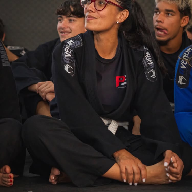Equipa sentada no tatame